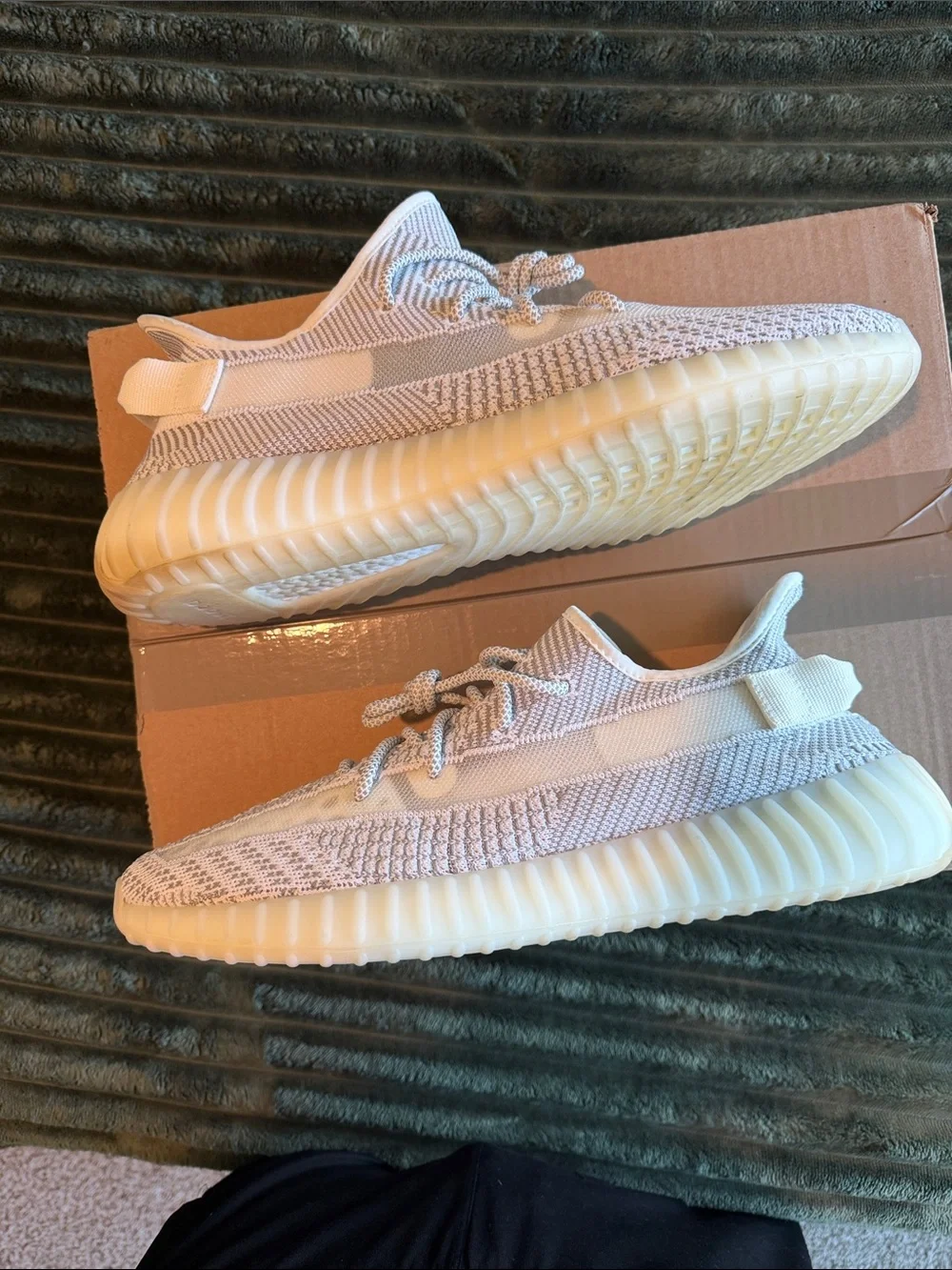 YZY 350 v2 adidas static
